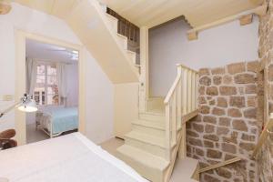 escalera en una habitación con pared de piedra en Peti Apartment, en Dubrovnik