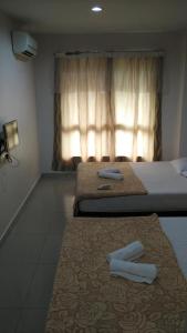 Ένα ή περισσότερα κρεβάτια σε δωμάτιο στο Serenity Inn