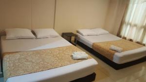 Ένα ή περισσότερα κρεβάτια σε δωμάτιο στο Serenity Inn