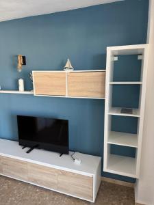 Televízia a/alebo spoločenská miestnosť v ubytovaní Apartamentos Paradís Palmyra