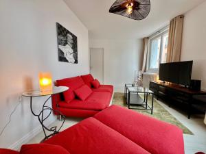 TV a/nebo společenská místnost v ubytování Appartement central proche Base Navale et Siam