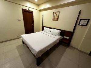 Postel nebo postele na pokoji v ubytování The Saffron Suites
