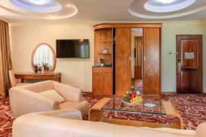 TV a/nebo společenská místnost v ubytování Mbale Resort Hotel