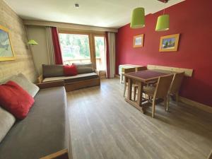 a living room with a couch and a table at Appartement 2 pièces, 4 pers, balcon sud, parking, animaux admis - FR-1-513-73 in La Tania +2 photos