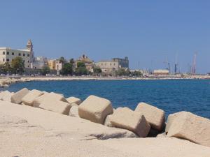una fila di rocce sul lato di un corpo idrico di Dimora Santi e Marinai a Bari