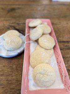 een roze dienblad gevuld met koekjes op een tafel bij Relaxing Retreat Pool, Spa, Art Studio, Breakfast in Chipley