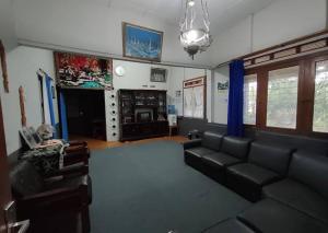 a living room with a couch and a table at Homestay Mudhahar Panampuang in Baso