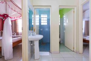 Ein Badezimmer in der Unterkunft The Kyaka Hotel