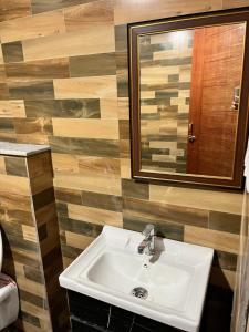 un baño con lavabo y espejo en Royal Orbit studio, en Noida 11 fotos más