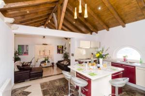 Posezení v ubytování Spacious Four Bedroom Villa With Pool