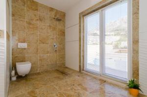 Koupelna v ubytování Spacious Four Bedroom Villa With Pool + 14 fotografií