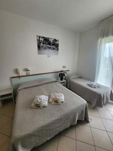 Posteľ alebo postele v izbe v ubytovaní Hotel Amedea