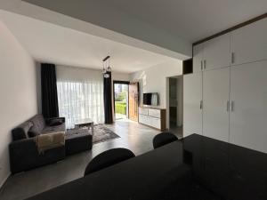 un soggiorno con un divano e un tavolo di Lux 1BDR Four Season a Boghaz Altre 9 foto