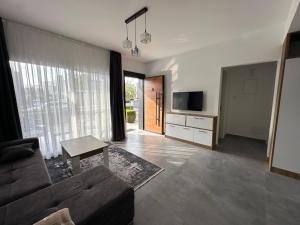 un soggiorno con un divano e una TV di Lux 1BDR Four Season a Boghaz