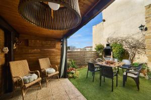 Χώρος καθιστικού στο Historic Haven by Fidalsa