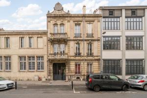 a building with cars parked in front of it at L'Eden d'Elyse - Duplex premium- parking gratuit in Nancy