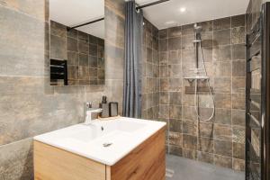 a bathroom with a sink and a shower at L'Eden d'Elyse - Duplex premium- parking gratuit in Nancy +18 photos