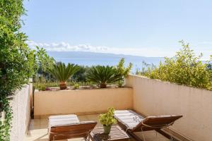 een kleine patio met 2 stoelen en een tafel bij Destinu Marinella in Ajaccio