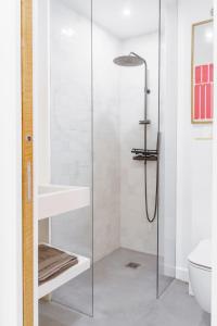 een badkamer met een glazen douche, een wastafel en een toilet bij Destinu Marinella in Ajaccio +3 foto's