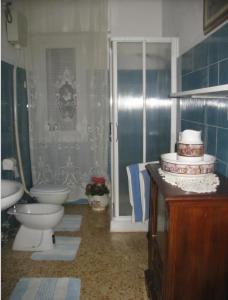 łazienka z toaletą i umywalką w obiekcie B&B Mare e Monti w mieście La Spezia