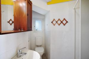 Casa bici sole e mare في سان لورينزو الماري: حمام أبيض مع مرحاض ومغسلة +23 صورة