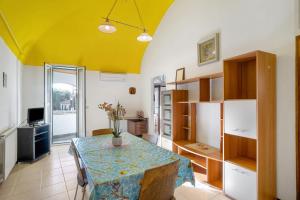 Casa bici sole e mare في سان لورينزو الماري: مطبخ بطاوله وسقف اصفر