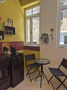 ครัวหรือมุมครัวของ Panta Rei Plomari - Boutique Apartments