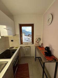 a small kitchen with a table and a window at Casa vacanze la Primula in Sauze d'Oulx