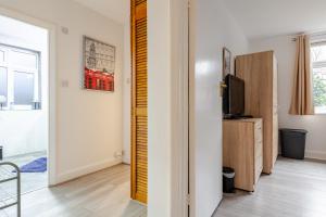 TV a/nebo společenská místnost v ubytování High Trees Place - 2 Bed Ground Floor Flat with free Parking
