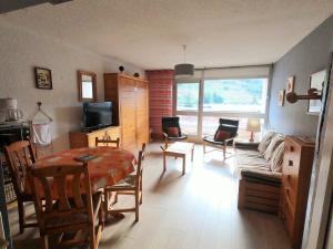 a living room with a table and a couch at Studio 4 pers, centre station, proche pistes, balcon, ascenseur - FR-1-516-151 in Les Deux Alpes