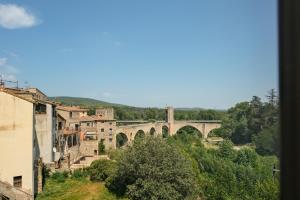 a view of a bridge over a city at L'ÀTIC DEL PORTALET - Vistas al puente de Besalú in Besalú