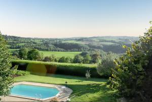 Imagen de la galería de Villa élégante à Mur-de-Barrez avec piscine privée, en Mur-de-Barrez