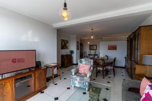 Televisyen dan/atau pusat hiburan di Magnolia Apartment Luxury Apt Great views +20 gambar