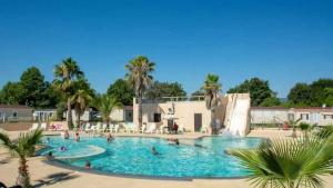 Bazén v ubytování Camping 4 étoiles - Parc aquatique - eece0c nebo v jeho okolí
