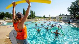 Bazén v ubytování Camping 4 étoiles - Parc aquatique - eece0c nebo v jeho okolí