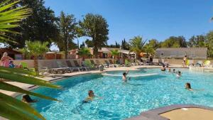 Bazén v ubytování Camping 4 étoiles - Parc aquatique - eece0c nebo v jeho okolí