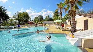 Bazén v ubytování Camping 4 étoiles - Parc aquatique - eece0c nebo v jeho okolí