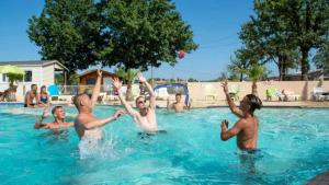 Bazén v ubytování Camping 4 étoiles - Parc aquatique - eece0c nebo v jeho okolí