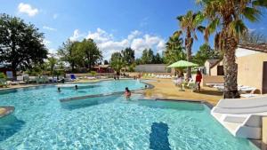 Bazén v ubytování Camping 4 étoiles - Parc aquatique - eece0c nebo v jeho okolí
