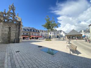 eine Bank auf einer Straße neben einem Gebäude in der Unterkunft MASSALINE - Jardin clos, Plage 1km - K38 in Carnac