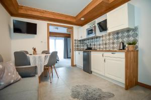 Kuchyňa alebo kuchynka v ubytovaní Apartamenty Pod Tatrzańskim Niebem