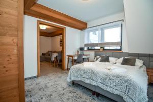 Posteľ alebo postele v izbe v ubytovaní Apartamenty Pod Tatrzańskim Niebem