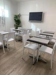 TV a/nebo společenská místnost v ubytování Hotel Capitol