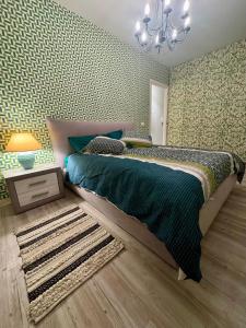 Кровать или кровати в номере Eden rock apartment