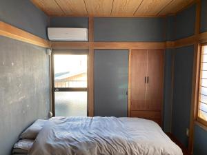 Postel nebo postele na pokoji v ubytování 民泊灯台もと暮らし-The Light House-