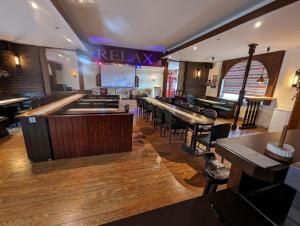 a restaurant with a bar and some tables and chairs at Pension Neue Linde in Alsfeld