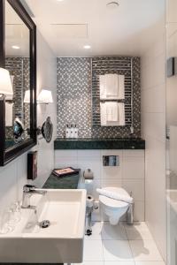 un bagno bianco con un water e un lavandino di Hotel Kungsträdgården a Stoccolma Altre 37 foto