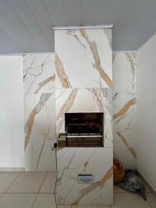 a room with a white marble wall at Casa na praia, Balneário de Carapebus in Serra