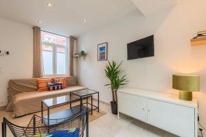 TV a/nebo společenská místnost v ubytování Maison 2 chambres avec petite cour, proche métro