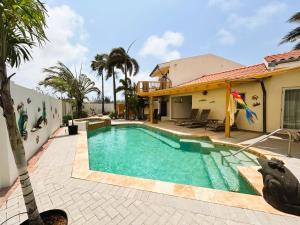 Hồ bơi trong/gần Paradera Palms Apt 2